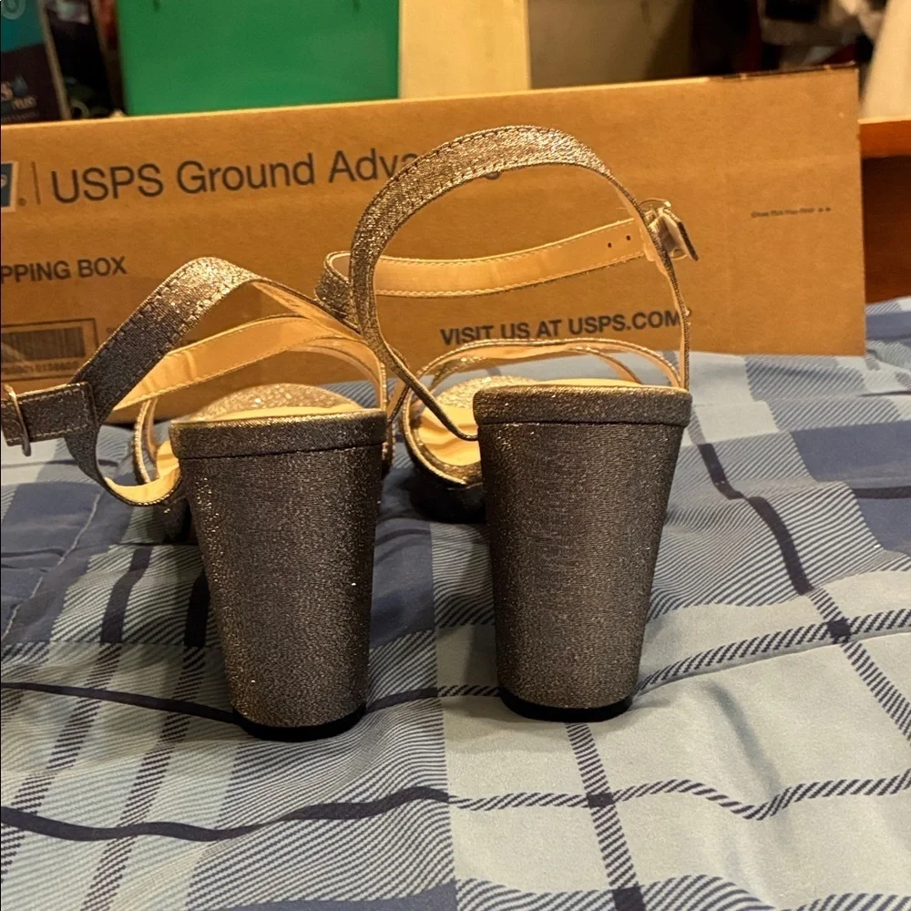 New Benjamin Walk Touch Ups Glittering Gold Strappy Heels size 11